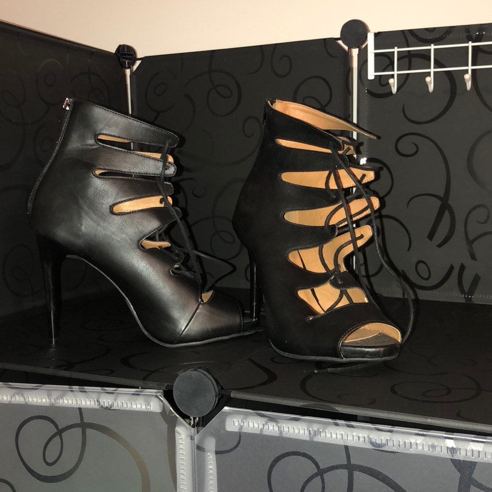 New black lace up heels